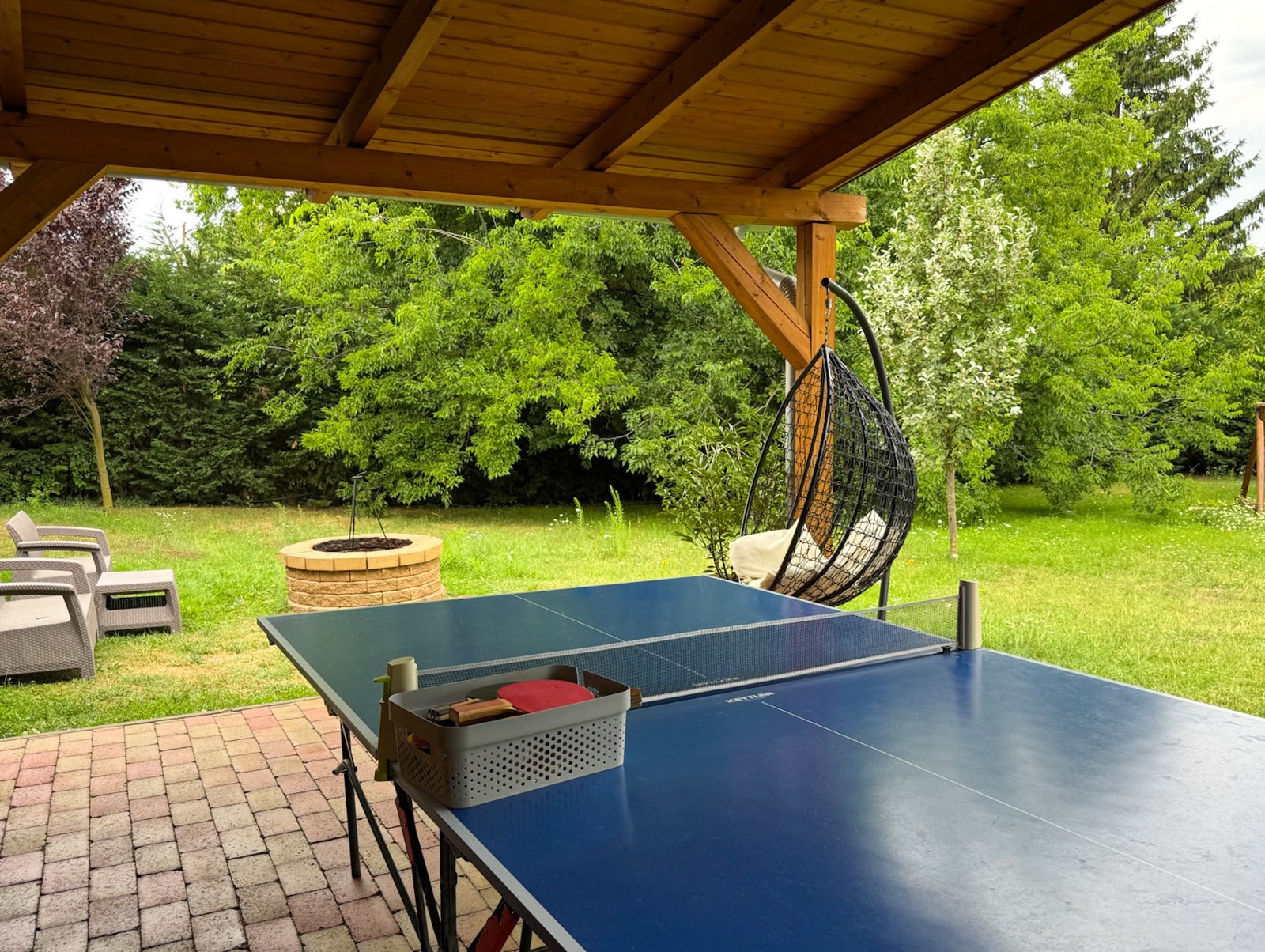 Pingpong a fedett teraszon
